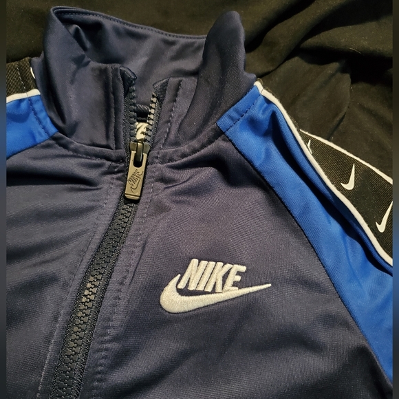 Toddlers Nike Jacket (size Medium 5/6) - Picture 3 of 5